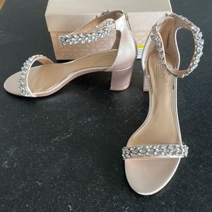 NWT Jewel Badgley Mischka Bronwen Sandal size 9 champagne color